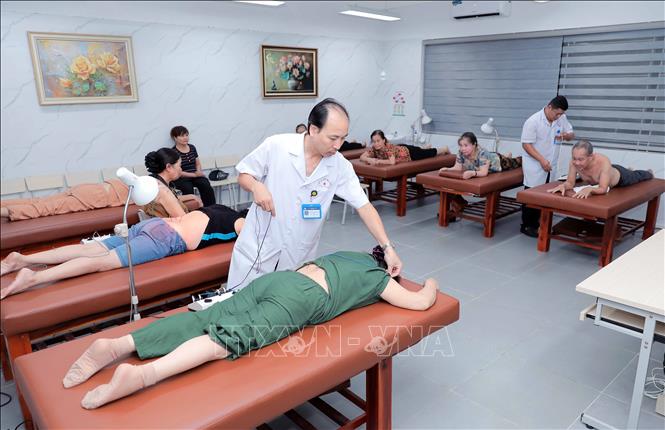 Phòng Đông y cung cấp dịch vụ châm cứu, xoa bóp bấm huyệt theo chỉ định, hỗ trợ hiệu quả các bệnh về hệ thống thần kinh và cơ xương khớp, giúp các cụ hồi phục sức khỏe. Ảnh: Phan Phương – TTXVN