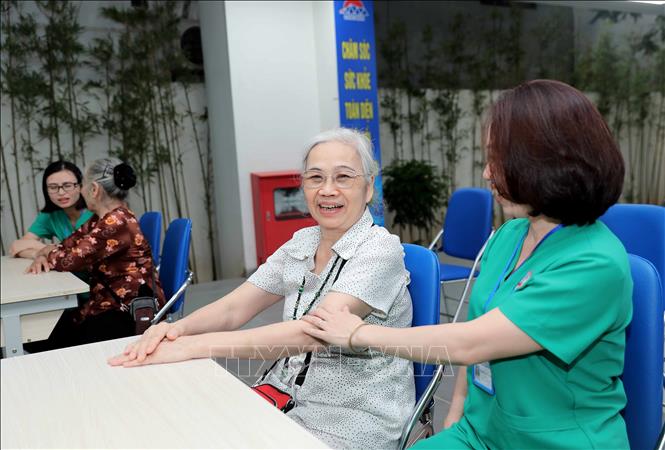 Sau 20 ngày đi vào hoạt động, cơ sở đón hơn 20 cụ trải nghiệm, với 10 cụ đăng ký chính thức mỗi ngày. Dịch vụ mở từ thứ 2 đến thứ 6 (từ 7h30 đến 17h) cho người 60 - 75 tuổi, chi phí 5,5 triệu/tháng. Ảnh: Phan Phương – TTXVN