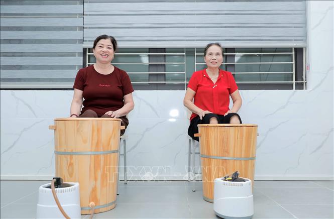 Phòng ngâm chân thuốc bắc giúp người già thư giãn, tăng cường tuần hoàn máu, hỗ trợ phòng chống phong tê thấp và chăm sóc sức khỏe mỗi ngày, mang lại sự thoải mái cho các cụ. Ảnh: Phan Phương – TTXVN
