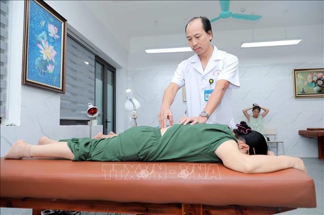 Phòng Đông y cung cấp dịch vụ châm cứu, xoa bóp bấm huyệt theo chỉ định, hỗ trợ hiệu quả các bệnh về hệ thống thần kinh và cơ xương khớp, giúp các cụ hồi phục sức khỏe. Ảnh: Phan Phương – TTXVN