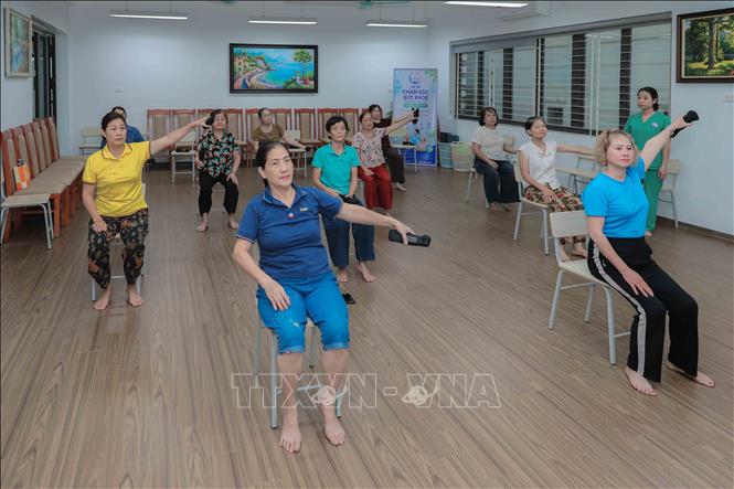 Các cụ cùng luyện tập bài tập chống ngã của Nhật Bản và yoga dưới sự hướng dẫn chuyên môn của nhân viên Bet88013 com nổ hũ, giúp nâng cao sự dẻo dai và khả năng giữ thăng bằng. Ảnh: Phan Phương – TTXVN