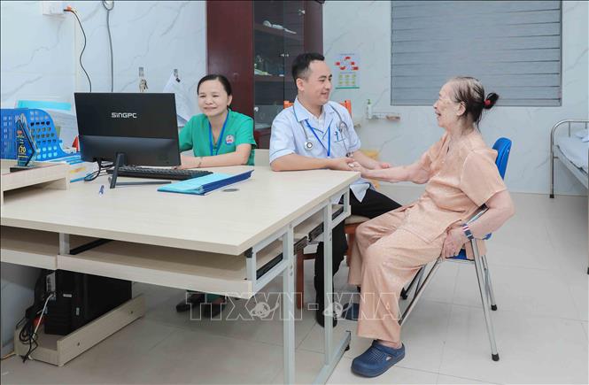 Cơ sở trang bị phòng khám hiện đại để đo huyết áp và kiểm tra sức khỏe hàng ngày, giúp các cụ luôn được theo dõi sát sao, đảm bảo an tâm tuyệt đối trong suốt thời gian lưu trú. Ảnh: Phan Phương – TTXVN