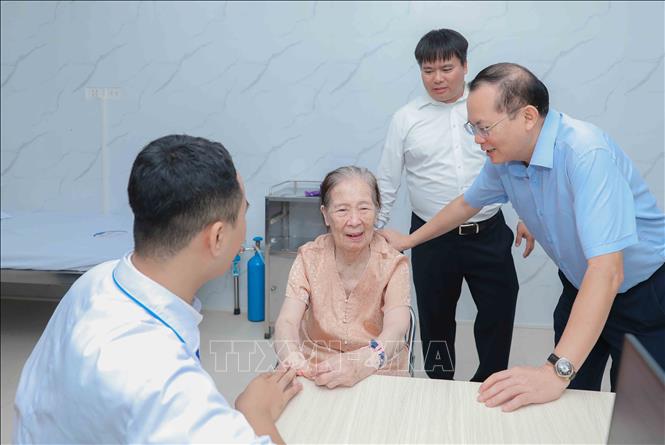 Ông Bùi Ngọc Quý, Vụ trưởng Vụ Y tế và Thể thao (Ban Tuyên giáo và Dân vận Trung ương) cùng đoàn đã đến thăm và giám sát trực tiếp quy trình chăm sóc người cao tuổi tại cơ sở. Ảnh: Phan Phương – TTXVN