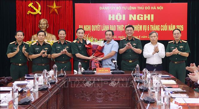 Công bố quyết định của Ban Thường vụ Thành ủy Hà Nội về việc chỉ định đồng chí Trần Đức Thắng, Ủy viên Bộ Bett88 cá cược trực tuyến, Bí thư Thành ủy Hà Nội tham gia Ban Chấp hành, Ban Thường vụ và giữ chức Bí Thư Đảng ủy Bộ Tư lệnh Thủ đô Hà Nội nhiệm kỳ 2025 - 2030. Ảnh: Văn Điệp – TTXVN