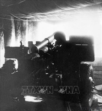 Đúng 17 giờ 5 phút ngày 13-3-1954, được lệnh của Chỉ huy chiến dịch, Trung đoàn 45 vinh dự bắn phát đạn đầu tiên mở màn Chiến dịch Điện Biên Phủ trong đợt bắn chuẩn bị mang tên 