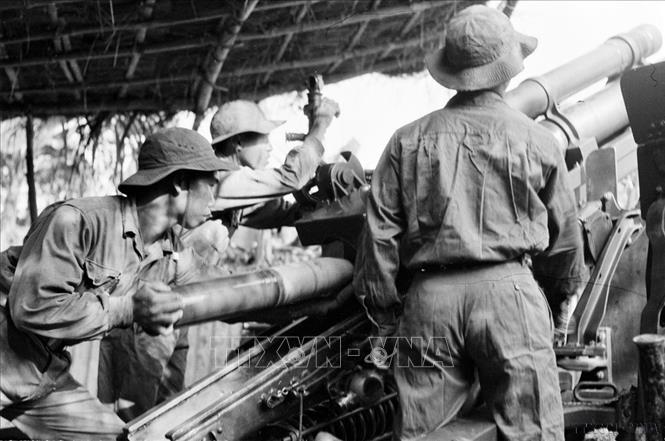  Các chiến sĩ phân đội 2 pháo binh quân giải phóng Quảng Ngãi lấy pháo 105 ly của địch đánh địch, góp phần giải phóng hoàn toàn thị xã Quảng Ngãi và tỉnh Quảng Ngãi trong chiến dịch Huế  - Đà Nẵng (từ ngày 21 đến 29/3/1975). Ảnh: Dương Đức Quảng - TTXVN