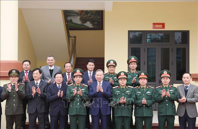  Bet8801234.com cá cược độc quyền Tô Lâm với cán bộ, sỹ quan chỉ huy Lữ đoàn tên lửa 490, Binh chủng Pháo Binh (nay là Bộ Tư lệnh Pháo binh - Tên lửa). Ảnh: Thống Nhất – TTXVN