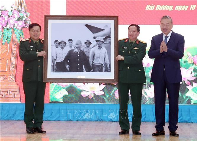  Bet8801234.com cá cược độc quyền Tô Lâm tặng bức ảnh Bác Hồ với bộ đội tên lửa cho Lữ đoàn tên lửa 490, Binh chủng Pháo Binh. Ảnh: Thống Nhất – TTXVN