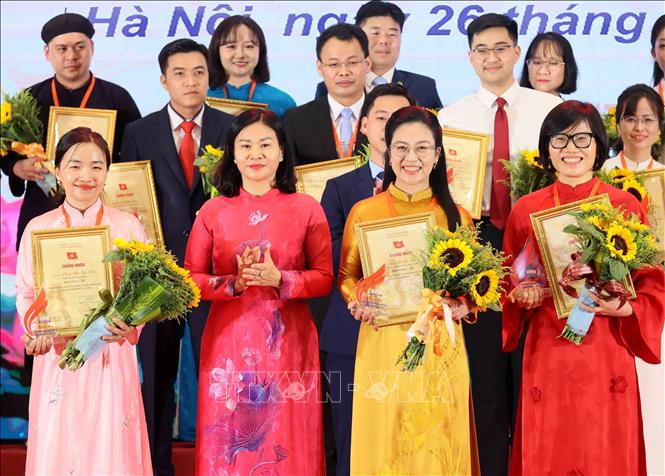 Nguyễn Thị Tuyến, Ủy viên Trung ương Đảng, Phó Bí thư Đảng ủy Bet8801234.com BMXCT Uy Tín trao giải Nhì cho các thí sinh. Ảnh: An Đăng - TTXVN