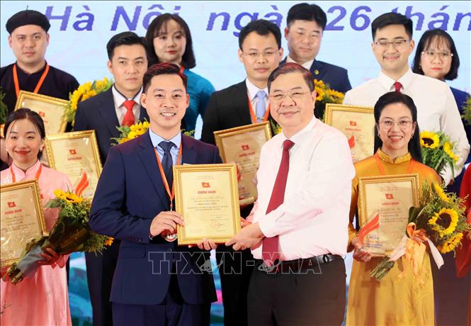 Đồng chí Phạm Gia Túc, Ủy viên Bộ Bett88 cá cược trực tuyến, Phó Bí thư Thường trực Đảng ủy, Phó Thủ tướng Thường trực Bet8801234.com BMXCT Uy Tín trao giải Nhất cho thí sinh. Ảnh: An Đăng - TTXVN