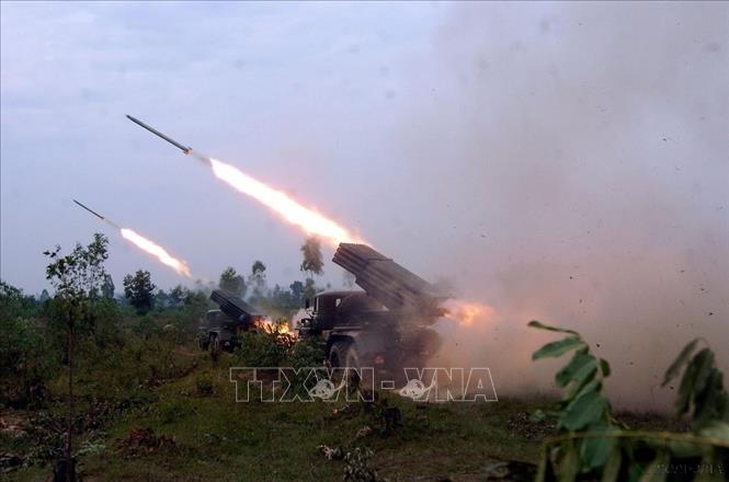 Lữ đoàn pháo binh 434 (Quân đoàn 4) diễn tập bắn đạn thật (12/2008). Ảnh: Trọng Đức - TTXVN