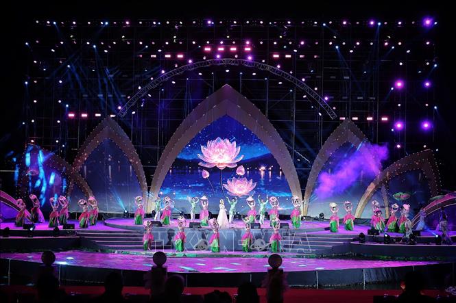 Tiết mục biểu diễn văn nghệ chào mừng Lễ hội Sen Hà Nội năm 2026. Ảnh: Phạm Tuấn Anh - TTXVN 
