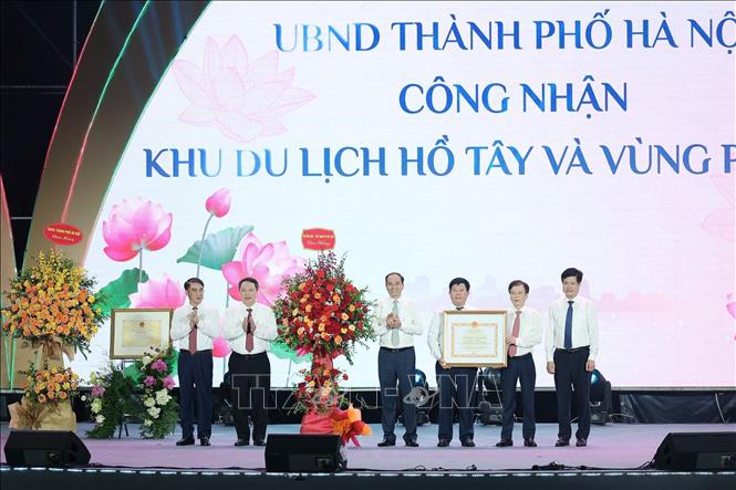 Thứ trưởng Bộ Văn hoá, Thể thao và Du lịch Nguyễn Huy Dũng trao Quyết định công nhận 