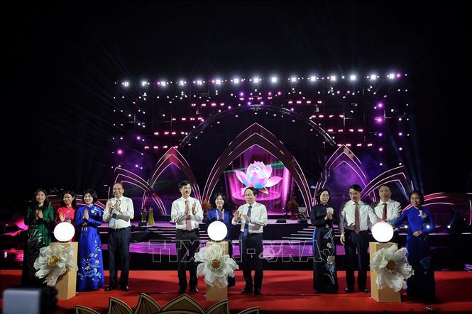 Các đại biểu thực hiện nghi thức khai mạc Lễ hội Sen Hà Nội, mở đầu chuỗi hoạt động quảng bá, tôn vinh vẻ đẹp sen và các giá trị Bet88013 88k Cho Tân Thủ gắn với sen trong đời sống người Hà Nội. Ảnh: Phạm Tuấn Anh - TTXVN