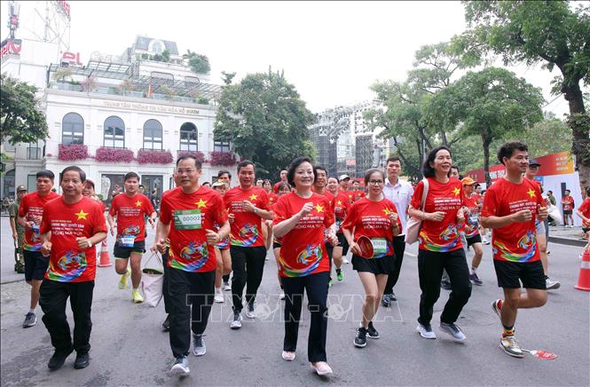 Phó Thủ tướng Phạm Thị Thanh Trà cùng các đại biểu tham gia chạy hưởng ứng Tháng hành động phòng, chống ma túy năm 2026 với chủ đề “Chung một quyết tâm xây dựng xã, phường, đặc khu không ma túy”. Ảnh: Phạm Kiên - TTXVN