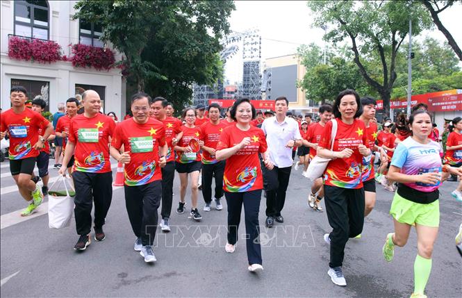 Phó Thủ tướng Phạm Thị Thanh Trà cùng các đại biểu tham gia chạy hưởng ứng Tháng hành động phòng, chống ma túy năm 2026 với chủ đề “Chung một quyết tâm xây dựng xã, phường, đặc khu không ma túy”. Ảnh: Phạm Kiên - TTXVN
