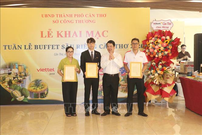 Giám đốc Sở Công thương TP Cần Thơ Hà Vũ Sơn trao thư cám ơn cho các đơn vị phối hợp tổ chức. Ảnh: Ngọc Thiện - TTXVN
