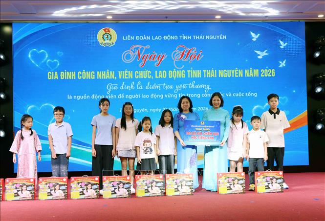 Lãnh đạo Tổng Liên đoàn Lao động Việt Nam trao quà cho học sinh trên địa bàn tỉnh. Ảnh: Thu Hằng-TTXVN 
