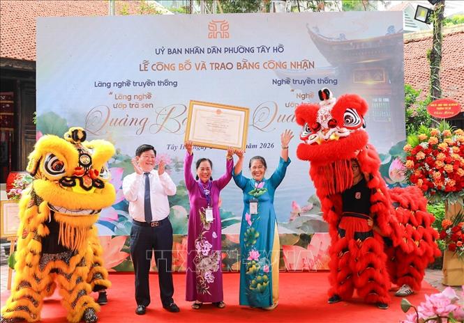 Chủ tịch UBND phường Tây Hồ Nguyễn Thanh Tịnh trao Bằng công nhận của UBND TP Hà Nội cho Nghề truyền thống ướp trà sen Quảng An. Ảnh: Khánh Hoà - TTXVN