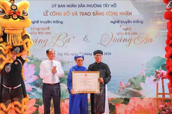 Bí thư Đảng ủy phường Tây Hồ Nguyễn Đình Khuyến trao Bằng công nhận Làng nghề truyền thống của UBND TP Hà Nội cho Làng nghề ướp trà sen Quảng Bá. Ảnh: Khánh Hoà - TTXVN