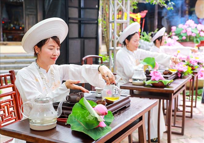 Trình diễn nghệ thuật pha trà sen tại chương trình. Ảnh: Khánh Hoà - TTXVN