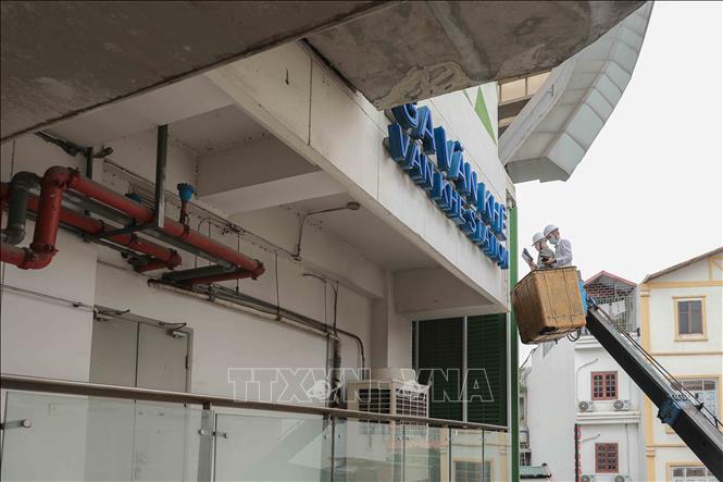 Các kỹ sư sử dụng máy đo vết nứt chuyên dụng để kiểm tra, đánh giá chính xác cường độ và chất lượng lớp vữa trát tại các nhà ga. Ảnh: Phan Phương – TTXVN