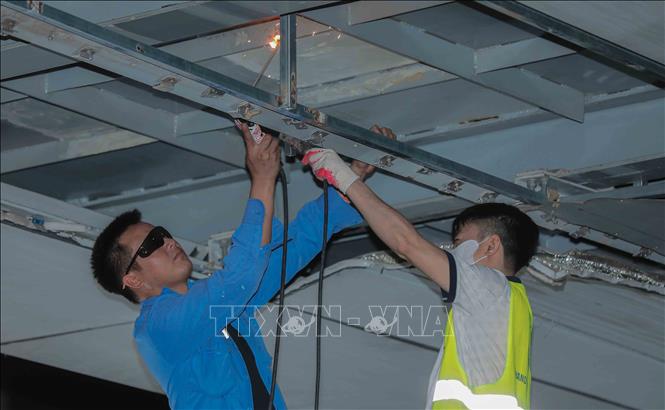 Công nhân xuyên đêm nỗ lực thi công tại nhà ga Láng với mục tiêu duy nhất là mang đến những chuyến tàu điện an toàn cho hành khách.Ảnh: Phan Phương – TTXVN