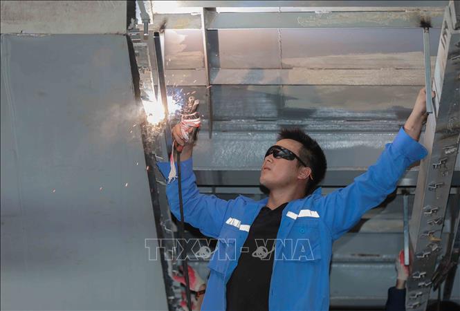 Công nhân đang khẩn trương gia cố, lắp đặt các thanh sắt kiên cố tại khu vực nhà ga Láng. Ảnh: Phan Phương – TTXVN