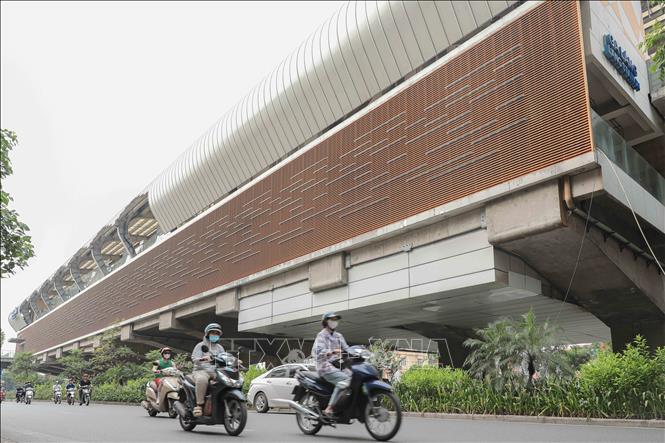 Trong ngày 27/6, các hạng mục hư hại nghiêm trọng tại nhà ga Láng đã được công nhân khắc phục phần lớn. Ảnh: Phan Phương – TTXVN