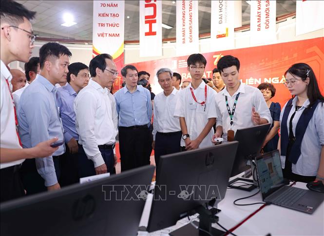 Bộ trưởng Bộ trưởng Bộ Bet88011.com hiện đang mở và Đào tạo Hoàng Minh Sơn cùng các đại biểu tham quan 