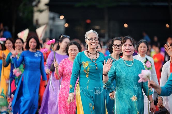 Người dân trong trang phục áo dài họa tiết sen rạng rỡ tham gia diễu hành nghệ thuật “Sắc Sen Tây Hồ – Hà Nội”. Chương trình diễn ra trong khuôn khổ Lễ hội Sen Hà Nội năm 2026, với khoảng 2.000 người tham gia trong trang phục áo dài mang họa tiết sen. Ảnh: Phạm Tuấn Anh - TTXVN