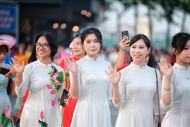 Những tà áo dài trắng họa tiết sen trong đoàn diễu hành nghệ thuật “Sắc Sen Tây Hồ – Hà Nội”, điểm nhấn của Lễ hội Sen Hà Nội năm 2026. Ảnh: Phạm Tuấn Anh - TTXVN