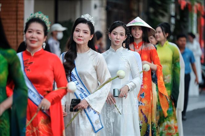 Những tà áo dài rực rỡ sắc sen nối dài trong đoàn diễu hành nghệ thuật “Sắc Sen Tây Hồ - Hà Nội”. Ảnh: Phạm Tuấn Anh - TTXVN