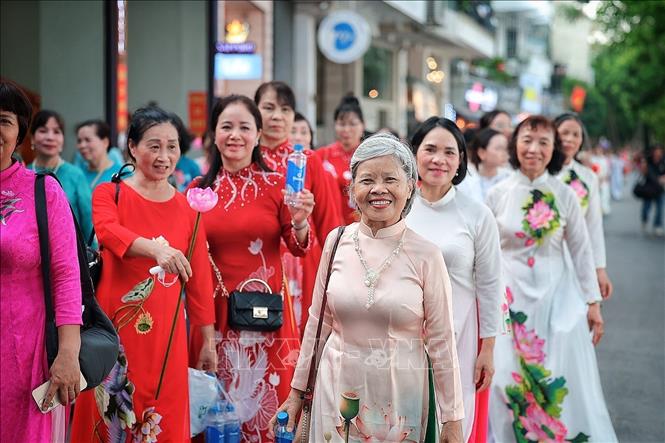 Những phụ nữ ở nhiều độ tuổi tham gia diễn hành. Ảnh: Phạm Tuấn Anh - TTXVN