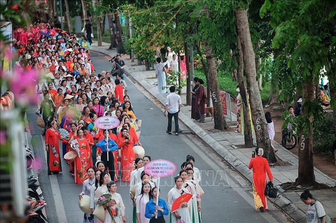 Toàn cảnh đoàn diễu hành nghệ thuật “Sắc Sen Tây Hồ – Hà Nội” đi qua tuyến phố ven Hồ Tây với sự tham gia của đông đảo câu lạc bộ, hội đoàn và người dân. Ảnh: Phạm Tuấn Anh - TTXVN