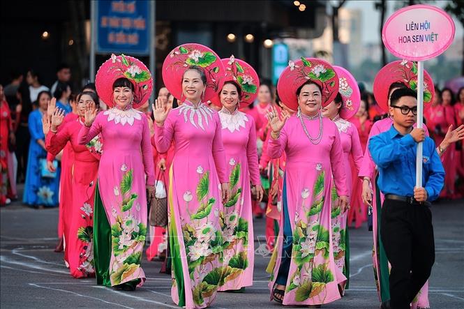 Đoàn Liên hội Hoa Sen Việt nổi bật với áo dài hồng, nón sen và họa tiết hoa sen, mang đến sắc màu đặc trưng cho lễ hội bên Hồ Tây. Ảnh: Phạm Tuấn Anh - TTXVN
