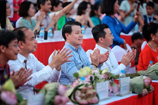 Đồng chí Nguyễn Trần Quang, Phó Giám đốc Sở Du Lịch Hà Nội và các đại biểu theo dõi chương trình diễu hành nghệ thuật “Sắc Sen Tây Hồ – Hà Nội” trong khuôn khổ Lễ hội Sen Hà Nội năm 2026. Ảnh: Phạm Tuấn Anh - TTXVN