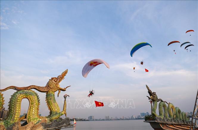 Biểu diễn dù lượn tại chương trình. Ảnh: Khánh Hoà - TTXVN