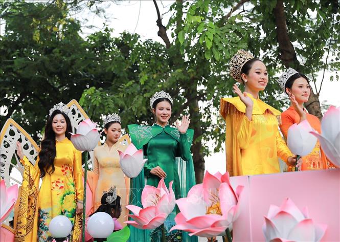Màn diễu hành của hơn 2000 người mặc áo dài hoạ tiết sen. Ảnh: Khánh Hoà - TTXVN
