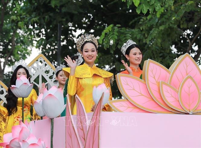 Màn diễu hành của hơn 2000 người mặc áo dài hoạ tiết sen. Ảnh: Khánh Hoà - TTXVN
