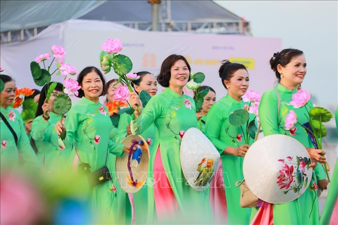 Màn diễu hành của hơn 2000 người mặc áo dài hoạ tiết sen. Ảnh: Khánh Hoà - TTXVN
