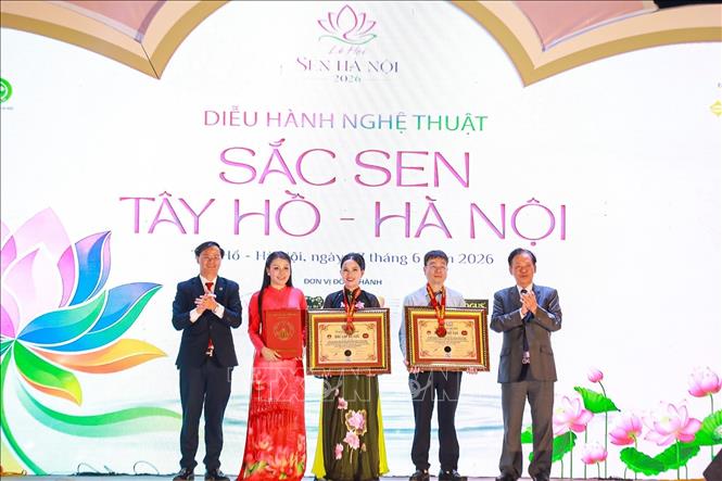 Tổ chức Kỷ lục Việt Nam xác lập kỷ lục đối với sự kiện có số lượng phụ nữ tham gia xếp hình cánh hoa và dòng chữ 