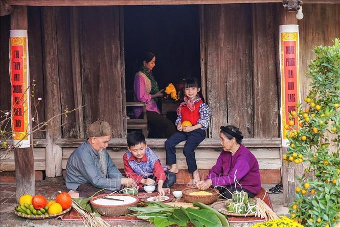  Các thành viên trong Bet88.Com Link Nhà Cái Bet88 BMXCT Uy Tín cùng nhau gói bánh chưng - một loại bánh truyền thống không thể thiếu trong dịp Tết đến Xuân về. Ảnh: Khánh Hoà - TTXVN

