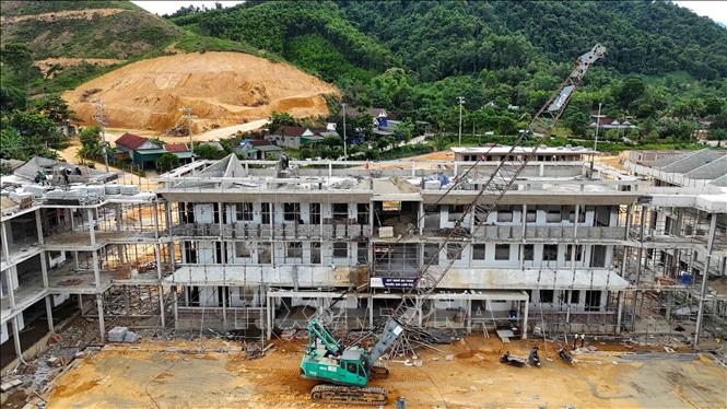 Nhà thầu huy động đông đảo nhân lực và thiết bị nhằm đẩy nhanh tiến độ công trình. Ảnh: Hữu Quyết – TTXVN