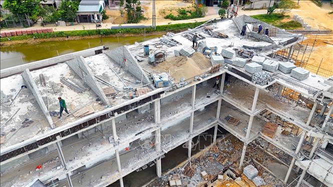 Công nhân làm việc liên tục tại công trường nhằm rút ngắn thời gian thi công. Hữu Quyết – TTXVN