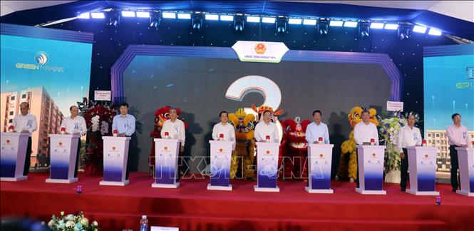 Phó Thủ tướng Thường trực Phạm Gia Túc cùng các đại biểu thực hiện nghi thức khởi công công trình. Ảnh: Nguyễn Công Hải - TTXVN

