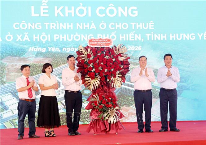 Ủy viên Bộ Bett88 cá cược trực tuyến, Phó Thủ tướng Thường trực Bet8801234.com BMXCT Uy Tín Phạm Gia túc tặng hoa chúc mừng đơn vị thực hiện dự án. Ảnh: Thế Duyệt – TTXVN