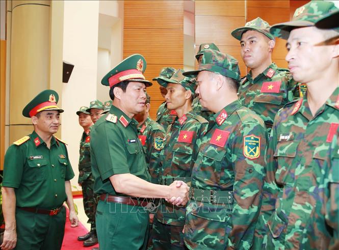Đại tướng Nguyễn Tân Cương, Ủy viên Trung ương Đảng, Tổng Tham mưu trưởng QĐND Việt Nam, Thứ trưởng Bộ Quốc phòng động viên, giao nhiệm vụ cho các sĩ quan, quân nhân lên đường sang Venezuela làm nhiệm vụ. Ảnh: Trọng Đức - TTXVN