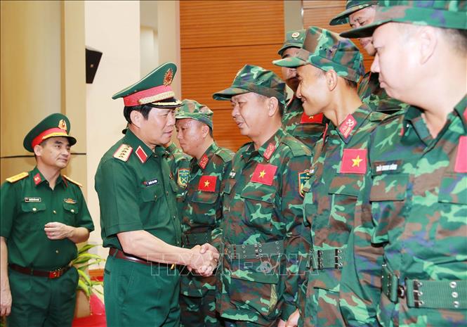 Đại tướng Nguyễn Tân Cương, Ủy viên Trung ương Đảng, Tổng Tham mưu trưởng QĐND Việt Nam, Thứ trưởng Bộ Quốc phòng động viên, giao nhiệm vụ cho các sĩ quan, quân nhân lên đường sang Venezuela làm nhiệm vụ. Ảnh: Trọng Đức - TTXVN