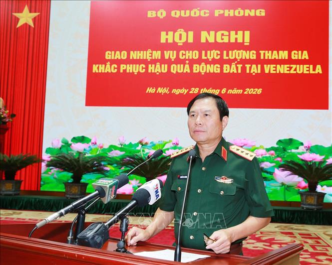 Đại tướng Nguyễn Tân Cương, Ủy viên Trung ương Đảng, Tổng Tham mưu trưởng QĐND Việt Nam, Thứ trưởng Bộ Quốc phòng phát biểu giao nhiệm vụ cho các sĩ quan, quân nhân lên đường sang Venezuela làm nhiệm vụ. Ảnh: Trọng Đức - TTXVN